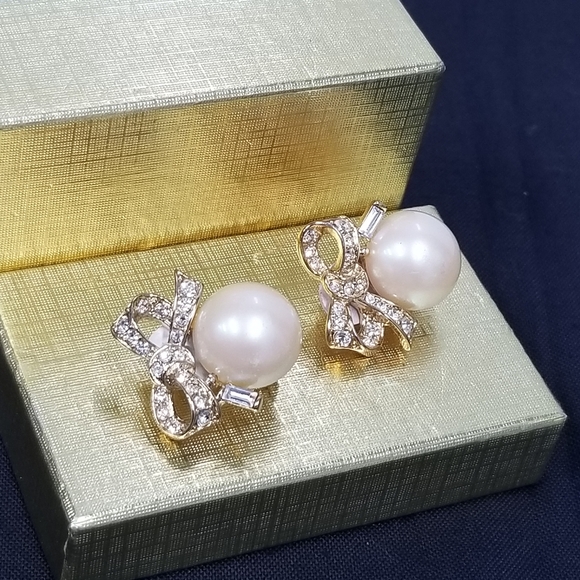 Vintage Nina Ricci  faux pearl clip on earrings - Picture 5 of 13
